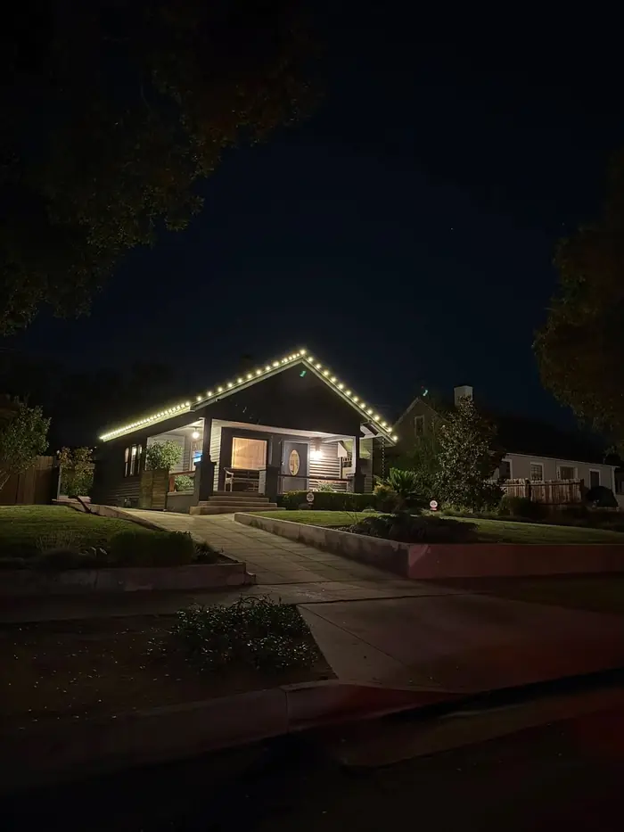 Craftsman bungalow with warm white roofline Christmas lights